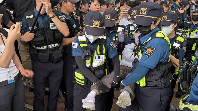 2일 경찰이 국회 국정조사특별위원회의 진입을 위해 시위 참가자를 강제 해산하고 있다