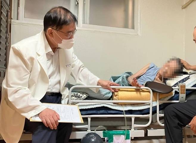서울 중랑구에서 재택의료센터 의료진이 어르신 자택을 찾아 통합돌봄 핵심 서비스인 방문진료를 하는 모습.  서울신문DB
