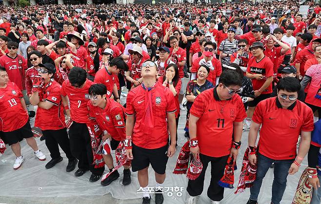 2026 북중미 월드컵 조별리그 A조 3차전 한국과 남아프리카공화국과의 경기가 열린 25일 서울 종로구 광화문광장에서 시민들이 득점 기회가 무산되자 아쉬워하고 있다. 2026.6.25 권도현 기자