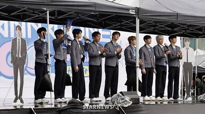 [서울=뉴시스] 김혜진 기자 = 그룹 워너원(Wanna One)이 6일 오전 서울 마포구 DMC 문화공원에서 엠넷플러스(Mnet Plus) 새 예능 프로그램 'WANNA ONE GO : Back to Base'(워너원 고 : 백투베이스) 공개에 앞서 오프닝 세레머니 행사를 열고 팬들과 만나고 있다. 2026.04.06. jini@newsis.com /사진=김혜진
