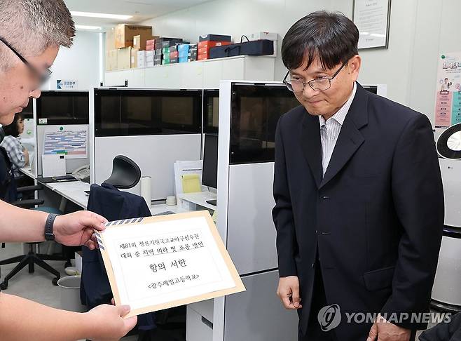 "스타벅스 가야지" 조롱에 항의서한 전달한 이규연 교장 (서울=연합뉴스) 김주형 기자 = 이규연 광주제일고등학교(광주일고) 교장(오른쪽)이 30일 서울 송파구 대한야구소프트볼협회를 방문해 전국 고교야구대회 도중 발생한 상대팀 배재고등학교의 응원 구호 논란과 관련한 항의서한을 전달한 뒤 굳은 표정을 하고 있다.
    배재고 야구부 일부 학생 선수들은 지난 29일 서울 목동구장에서 열린 제81회 청룡기 전국고교야구선수권대회 겸 주말리그 왕중왕전 광주일고와 경기 중 상대 더그아웃을 향해 "스타벅스 가야지"라고 외쳤다. 2026.6.30 kjhpress@yna.co.kr