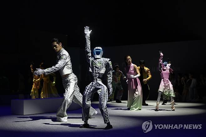 로봇이 선보이는 패션쇼 (서울=연합뉴스) 임화영 기자 = 28일 서울 강동구 갤럭시 로봇파크에서 피지컬 인공지능(AI) 행사인 '마하33 : 피지컬 AI 패션쇼'가 진행되고 있다. 2026.5.28 hwayoung7@yna.co.kr