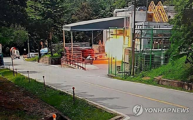 순식간에 섬광·폭발…한화에어로 사고 순간 (대전=연합뉴스) 지난 1일 오전 발생한 대전 유성구 한화에어로스페이스 대전사업장 56동 세척실 폭발 순간을 담은 외부 폐쇄회로(CC)TV 영상 캡처 사진. 2026.6.24 [더불어민주당 박정현 의원실 제공. 재판매 및 DB 금지] coolee@yna.co.kr