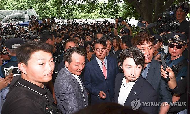 현장 조사 위해 올림픽공원 개표소 진입하는 선관위 국조특위 (서울=연합뉴스) 국회 '제9회 전국동시지방선거 투표용지 부족 사태 등 국민 참정권 침해 진상규명 및 선거관리 개혁을 위한 국정조사 특별위원회' 위원들이 2일 현장 조사를 위해 서울 송파구 올림픽공원 핸드볼경기장 개표소로 진입하고 있다. 2026.7.2 [국회사진기자단] photo@yna.co.kr