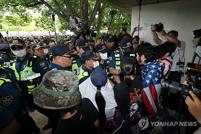 핸드볼경기장 개표소 진입 막는 시위 참가자들 (서울=연합뉴스) 이동해 기자 = 2일 국회 '제9회 전국동시지방선거 투표용지 부족 사태 등 국민 참정권 침해 진상규명 및 선거관리 개혁을 위한 국정조사 특별위원회' 현장 조사가 예정된 서울 송파구 올림픽공원 핸드볼경기장 개표소에서 투표용지 부족 사태 관련 시위 참가자들이 스크럼을 짜고 있다. 2026.7.2 eastsea@yna.co.kr