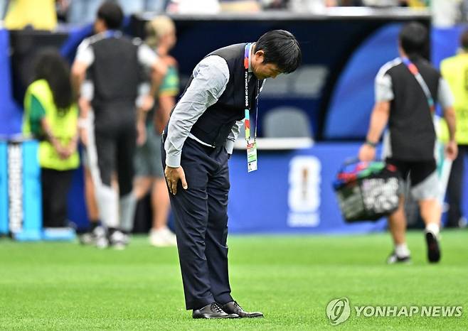 브라질전 패배 후 팬들에게 인사하는 모리야스 하지만 일본 대표팀 감독. [로이터=연합뉴스]