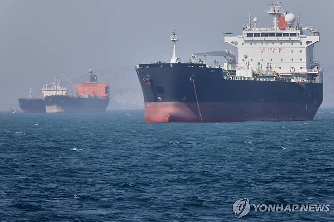 호르무즈 해협에 멈춰 선 유조선들 [AP 연합뉴스 자료사진. 재판매 및 DB 금지]