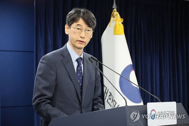 과기부, 독자 AI 파운데이션 모델 프로젝트 추가공모 결과 발표 (서울=연합뉴스) 이정훈 기자 = 김경만 과학기술정보통신부 인공지능정책실장이 20일 서울 종로구 정부서울청사에서 독자 AI 파운데이션 모델 프로젝트 추가공모 결과를 발표하고 있다. 2026.2.20 uwg806@yna.co.kr