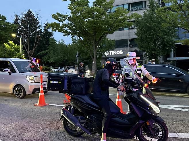 ▲ 2일 오후 8시쯤 수원시 팔달구 수원시청 앞 도로에서 경기남부경찰청 교통계와 수원권선·영통경찰서 소속 경찰관들이 음주운전 단속을 하고 있다. /김소연 수습기자 kimsoyeon330@incheonilbo.com