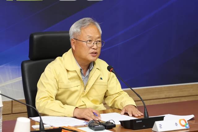 ◇김정중 양양군수가 2일 군청 소회의실에서 기자회견을 갖고 현안사업 추진 등 군정운영 방향에 대해 설명하고 있다.