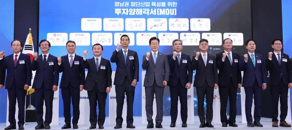 이재명 대통령이 3일 경남 진주시에서 열린 영남권 첨단산업 발전비전 국민보고회에서 투자협약식이 끝난 뒤 참석자들과 기념촬영을 하고 있다. 왼쪽부터 추경호 대구시장, 전재수 부산시장, 정연인 두산에너빌리티 부회장, 노태문 삼성전자 대표이사 사장, 김동관 한화그룹 부회장, 이 대통령, 장재훈 현대차그룹 부회장, 정재헌 SK텔레콤 대표이사 사장, 문혁수 LG이노텍 사장, 구윤철 부총리 겸 재정경제부 장관, 배경훈 부총리 겸 과학기술정보통신부 장관. /연합뉴스