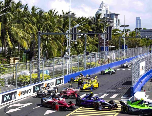 포뮬러 E 시즌 12 산야 E-PRIX 경기 장면(사진=한국타이어 제공)