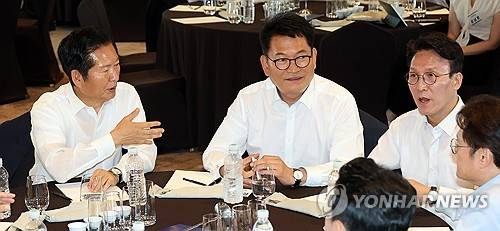 대화하는 정청래·김민석·송영길(서울=연합뉴스) 이동해 기자 = 더불어민주당 정청래 전 대표(왼쪽부터)와 송영길 의원, 김민석 전 국무총리가 3일 서울 용산구 한 호텔에서 열린 더불어민주당 국회의원 워크숍에서 대화하고 있다. 2026.7.3 eastsea@yna.co.kr