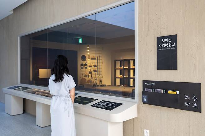 대구간송미술관 지하에 마련된 '보이는 수리복원실'. 매일 오후 2시부터 4시까지 학예사들이 훼손된 문화재를 직접 복원하는 현장을 유리창 너머 실시간으로 관람할 수 있다.