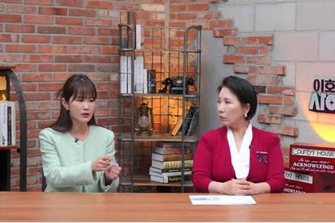 Comedian Kim Ji-min appeared on the SBS Plus variety show Lee Ho-seons Cider and opened up about her experiences as a victim of school bullying during her school days. Kim Ji-min shared an anecdote about being ostracized by a group at the time and candidly expressed her memories of the bullies and her desire to receive an apology from them.On the show, Kim Ji-min recalled situations from her school days where she was bullied—such as having water poured into her shoes—and described how she coped by remaining visibly unresponsive at the time. She revealed that she still remembers the names of the ringleaders who bullied her and expressed her desire to receive an apology from them even now, years later, leaving the cast somber.Also on that days broadcast, Professor Lee Ho-seon warned of the dangers of verbal abuse that ridicules a persons appearance, emphasizing that even a thoughtless remark can leave a deep emotional scar on the other person. This episode, which addressed the seriousness of school violence and verbal abuse, resonated deeply with viewers.