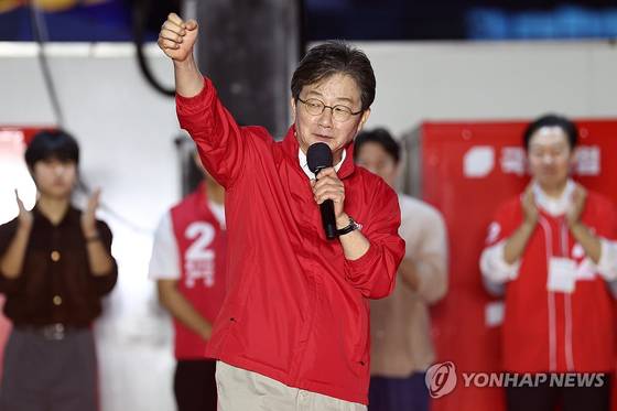 21일 서울 청계광장에서 열린 국민의힘 오세훈 서울시장 후보 출정식에서 유승민 전 의원이 지지발언을 하고 있다. 〈사진=연합뉴스〉