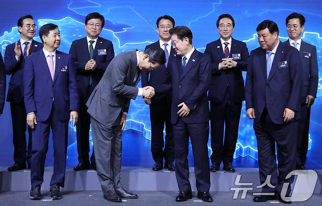 이재명 대통령과 이재용 삼성전자 회장이 2일 충남 아산에서 열린 충청권 첨단산업 발전비전 국민보고회에서 기념촬영을 마친 후 인사하고 있다. 2026.7.2 ⓒ 뉴스1 허경 기자