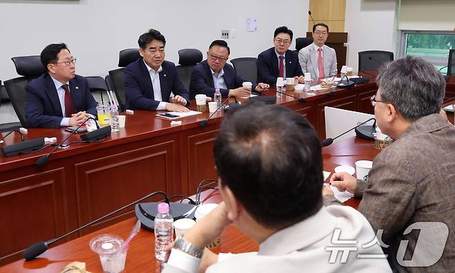 이성권 국민의힘 의원이 25일 오전 서울 여의도 의원회관에서 열린 당내 쇄신파 모임 '대안과 미래' 조찬모임에서 참석 의원들과 대화를 나누고 있다. 2026.6.25 ⓒ 뉴스1 황기선 기자