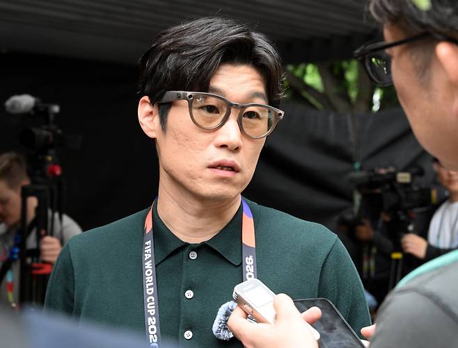 문체부 주도의 K-축구 혁신위원회에 최휘영 문체부 장관과 공동위원장을 맡은 박지성 FIFA 분과위원회 위원./허상욱 스포츠조선 기자