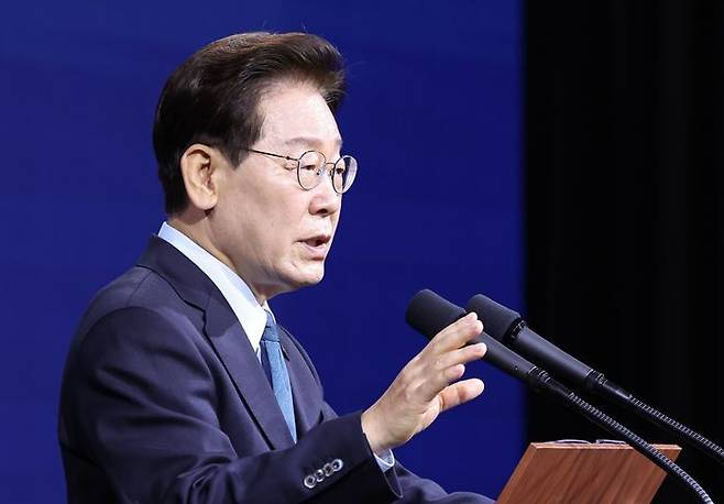 이재명 대통령이 2일 충남 아산시에서 열린 충청권 첨단산업 발전비전 국민보고회에서 축사를 하고 있다. ⓒ 뉴시스