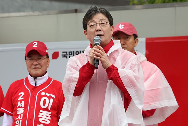 유승민 전 의원이 5월 21일 오전 서울 강북구 삼양사거리에서 진행된 오세훈 국민의힘 서울시장 후보 선거 유세에서 지지발언을 하고 있다. ⓒ뉴시스