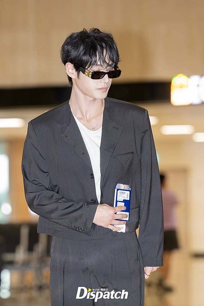 Kim Ji-woong of the group ZeroBaseOne departed for Osaka, Japan, via Gimpo International Airport on the morning of the 3rd to fulfill his overseas schedule. That day, Kim Ji-woong appeared wearing a striped suit, captivating onlookers with his sculpted looks and sharp jawline.