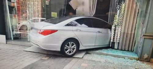 상가 돌진한 승용차량 [부산 해운대경찰서 제공]