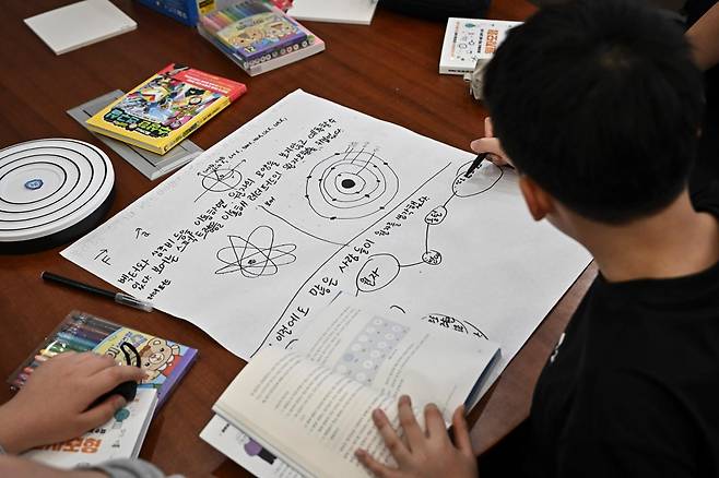 4월 15일 대구경북과학기술원 과학창의학교에서 초등학생들이 원자와 분자 구조에 대한 발표를 준비하고 있다. 대구=정다빈 기자