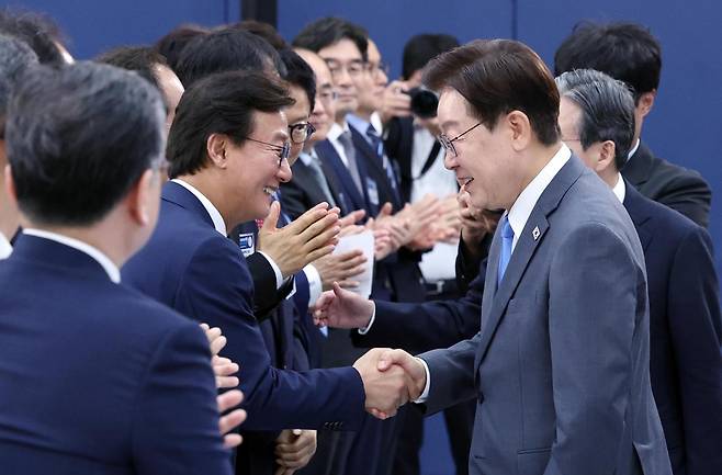 이재명 대통령이 3일 경남 진주시에서 열린 영남권 첨단산업 발전비전 국민보고회에 입장하며 전재수 부산시장과 인사하고 있다. 진주=뉴시스