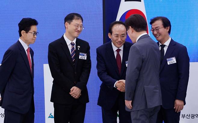 이재명 대통령이 3일 경남 진주시에서 열린 영남권 첨단산업 발전비전 국민보고회에서 추경호 대구시장과 기념사진을 촬영한 뒤 인사하고 있다. 왼쪽부터 이철우 경북지사, 김상욱 울산시장, 추 시장, 이 대통령, 전재수 부산시장. 진주=왕태석 선임기자