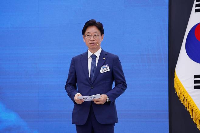 오태석 우주항공청장이 3일 경남 진주에서 열린 영남권 첨단산업 발전비전 국민보고회에서 우주항공산업 육성 전략 발표를 하고 있다. 진주=왕태석 선임기자(청와대사진기자단)