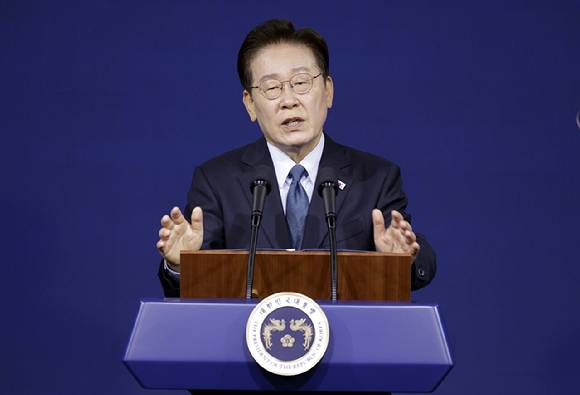 이재명 대통령이 2일 충남 아산시에서 열린 충청권 첨단산업 발전비전 국민보고회에서 축사를 하고 있다. 2026.7.2 [청와대통신사진기자단] [사진=연합뉴스]
