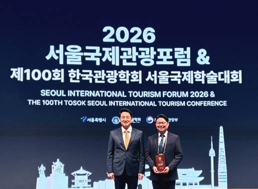 지난 2일 허준 동덕여자대학교 글로벌MICE융합전공 교수가 서울특별시장 공로상을 수상했다. [사진=허준 교수]