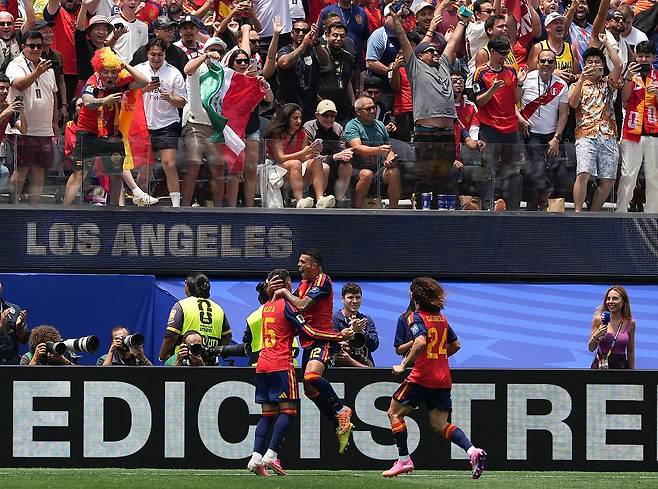 (260703) -- LOS ANGELES, July 3, 2026 (Xinhua) -- Pedro Porro (C) of Spain celebrates with teammates after scoring during the round of 32 match between Spain and Austria at the 2026 FIFA World Cup at Los Angeles Stadium in Los Angeles, the United States, July 2, 2026. (Xinhua/Huang Zongzhi)  〈저작권자(c) 연합뉴스, 무단 전재-재배포, AI 학습 및 활용 금지〉