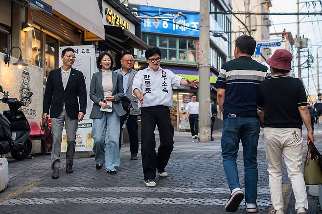 지난 5월 부산 북갑에 출마한 한동훈 후보가 시민들에게 인사를 하고 있다. 뒤에는 국민의힘 소속 배현진·고동진·박정훈 의원. 한동훈 의원 페이스북