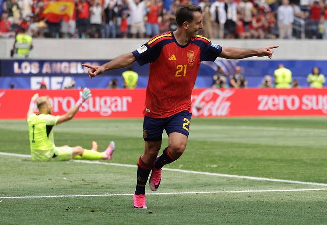 ▲ 스페인의 미켈 오야르사발이  2일(현지시간) 미국 로스앤젤레스에서 열린 2026 FIFA 월드컵 32강전 스페인과 오스트리아의 경기에서 3-0으로 앞선 골을 넣고 기뻐하고 있다. EPA/연합뉴스