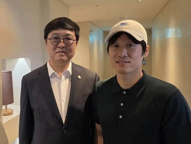 박지성 위원장과 최휘영 문체부 장관. 최 장관 SNS