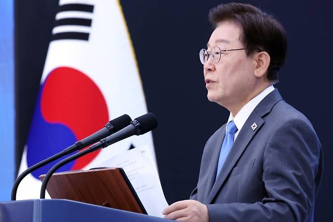 이재명 대통령이 3일 경남 진주에서 열린 영남권 첨단산업 발전비전 국민보고회에서 축사를 하고 있다. [뉴시스]
