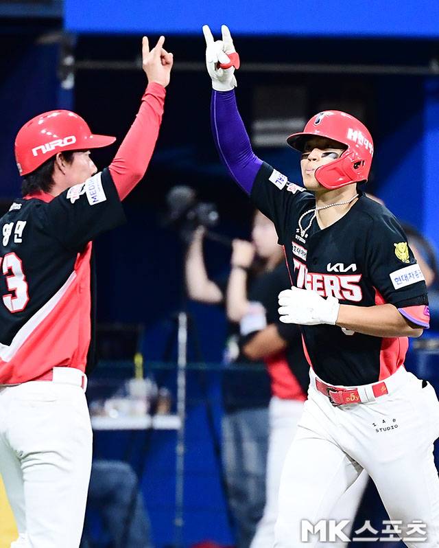 6월 25일 오후 서울 고척스카이돔에서 ‘2026 신한 SOL KBO 리그’ KIA 타이거즈와 키움 히어로즈 경기가 열렸다. 7회초 1사 1루에서 KIA 김도영이 시즌 22호를 투런홈런으로 장식하고 그라운드를 돌고 있다. 사진=김영구 기자