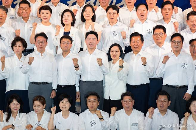 (서울=뉴스1) 유승관 기자 = 한병도 더불어민주당 당대표 직무대행 겸 원내대표와 한성숙 국무총리를 비롯한 참석자들이 3일 서울 용산구 서울드래곤시티에서 열린 22대 후반기 국회 대비 더불어민주당 국회의원 워크숍에서 기념 촬영을 하고 있다. 가운뎃줄 왼쪽부터 남인순 의원, 김민석 전 총리, 한 직무대행, 강훈식 대통령비서실장, 한 총리, 정청래 전 대표, 송영길 전 대표, 우원식 전 국회의장. 2026.7.3/뉴스1 Copyright (C) 뉴스1. All rights reserved. 무단 전재 및 재배포, AI학습 이용 금지. /사진=(서울=뉴스1) 유승관 기자