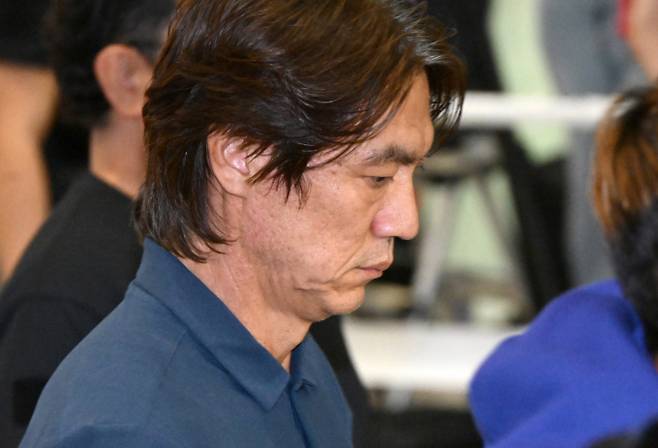 월드컵 32강 진출 실패 뒤 사퇴 의사를 밝힌 홍명보 축구대표팀 감독이 지난 2일 돌연 미국으로 출국했다.사진은 지난달 30일 인천국제공항 2터미널에 도착한 2026 북중미 월드컵 32강 진출 실패의 책임을 지고 사퇴 의사를 밝힌 홍명보 축구대표팀 감독. /사진=뉴스1