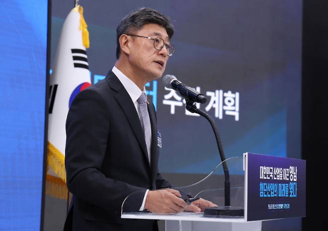 정재헌 SK텔레콤 대표가 3일 경남 진주시에서 열린 영남권 첨단산업 발전비전 국민보고회에서 발표하고 있다.