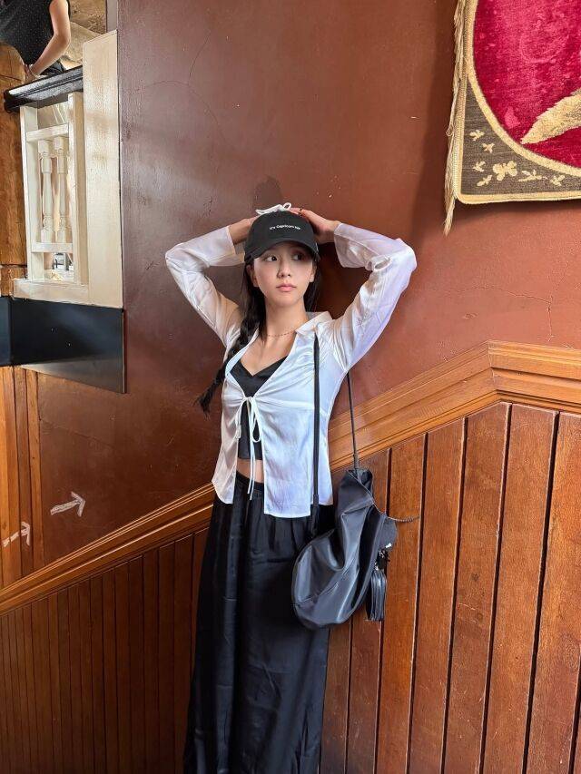 지수가 여유로운 일상을 공개하며 팬들의 시선을 사로잡았다. / 지수 SNS