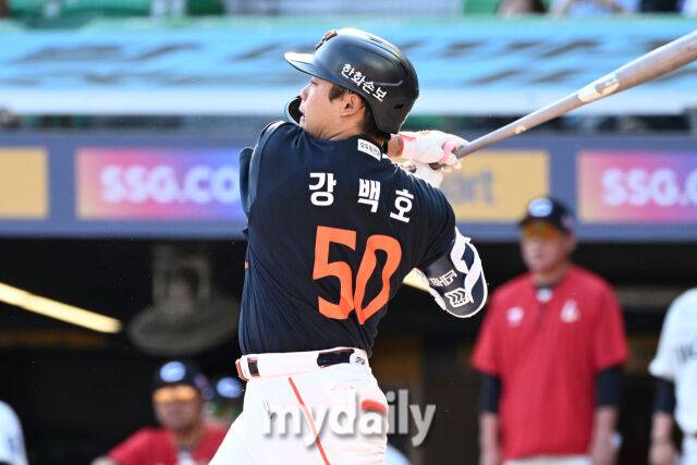 28일 인천 SSG랜더스필드에서 열린 '2026 신한 SOL KBO리그' 한화 이글스와 SSG 랜더스 경기. 한화 강백호가 3회초 2사 1루에 안타를 치고 있다./마이데일리