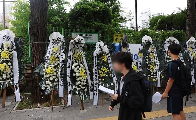 지난달 29일 고교야구 대회 도중 광주일고를 향해 ‘스타벅스 가야지’ 응원 구호를 외쳐 논란을 빚은 배재고 야구부를 비판하는 근조 화환이 2일 서울 강동구 배재고등학교 앞에 놓여 있다. [뉴시스]