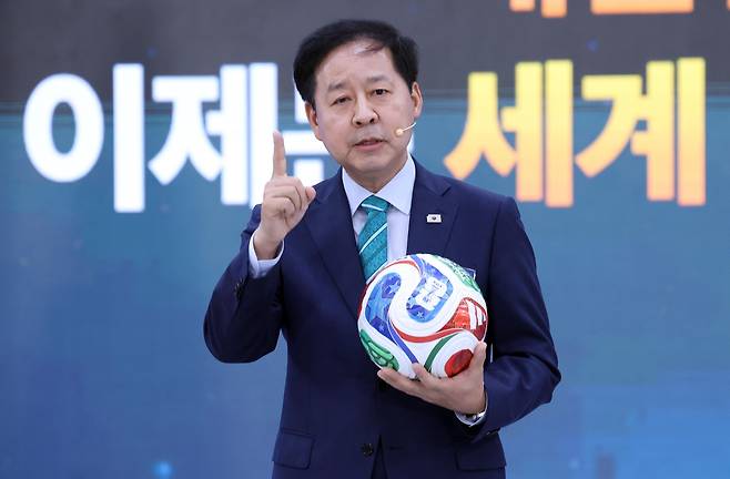 구윤철 부총리 겸 재정경제부 장관이 3일 경남 진주시에서 이재명 대통령 주재로 열린 영남권 첨단산업 발전비전 국민보고회에서 정부 지원방안을 발표하고 있다. [연합]