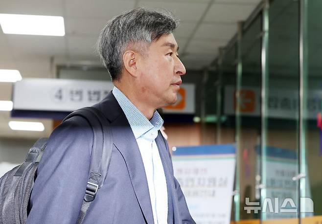 [서울=뉴시스] 이영환 기자 = 김종욱 전 해양경찰청장이 3일 오전 서울 서초구 서울중앙지법에서 열린 구속 전 피의자 심문(영장실질심사)에 출석하고 있다. 2026.07.03. 20hwan@newsis.com