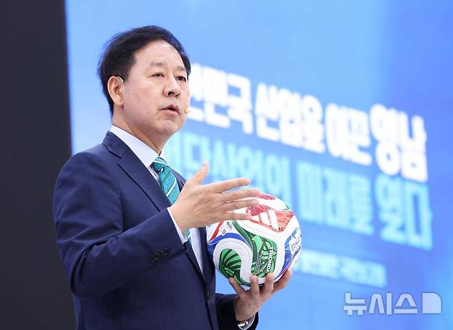 [진주=뉴시스] 조성봉 기자 = 구윤철 부총리 겸 재정경제부 장관이 3일 경남 진주에서 열린 영남권 첨단산업 발전비전 국민보고회에서 영남권 산업발전 비전을 발표하고 있다. 2026.07.03. suncho21@newsis.com