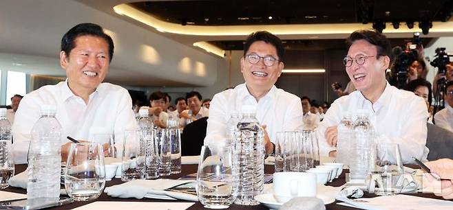 [서울=뉴시스] 고범준 기자 = 정청래(왼쪽부터), 송영길, 김민석 더불어민주당 의원이 3일 서울 용산 서울드래곤시티호텔에서 열린 더불어민주당 후반기 국회 대비 국회의원 워크숍에 참석해 자리하고 있다. 2026.07.03. bjko@newsis.com