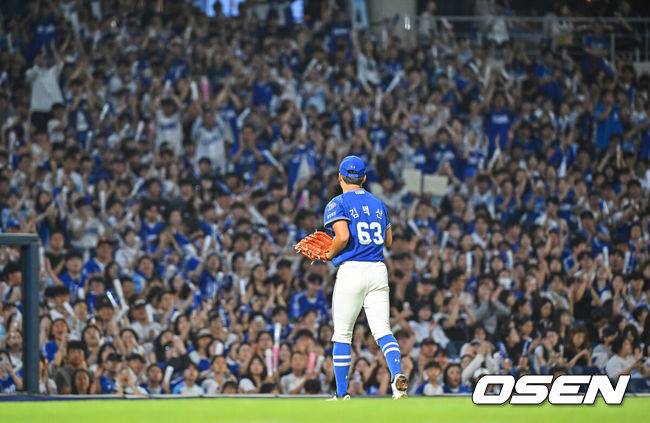 [OSEN=창원, 이석우 기자] 2일 창원NC파크에서 2026 신한 SOL KBO 리그 NC 다이노스와 삼성 라이온즈의 경기가 열렸다. 홈팀 NC는 김태경이, 방문팀 삼성은 김백산이 선발 출전했다. 삼성 라이온즈 선발투수 김백산이 6회말 팬들의 박수를 받으며 교체되고 있다. 2026.07.02 / foto0307@osen.co.kr